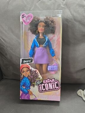 Yasmin Extra Iconic Doll - Purple Skirt & Blue Jacket